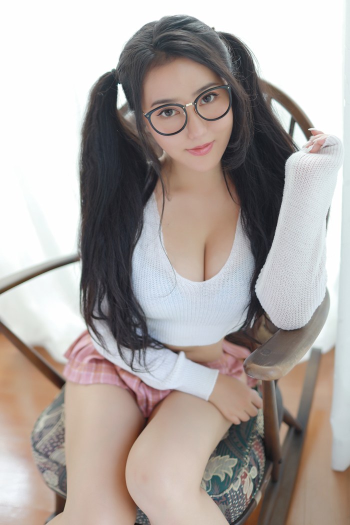 《巨乳萌妹玛鲁娜超短裙盖不住挺翘丰臀》